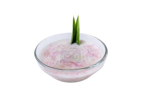 Téléchargez les photos : Dessert thaïlandais Nouilles sucrées au sirop de lait de coco (Sarim) sur fond blanc - en image libre de droit