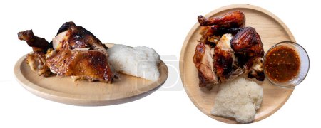Jugosa ala de pollo a la parrilla en plato de madera y salsa picante estilo tailandés aislado sobre fondo blanco. Comida tailandesa