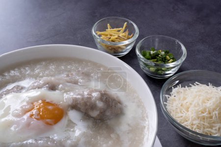 Congee thaïlandaise chaude (bouillie de riz) avec boulette de porc hachée et ?uf bouilli comme petit déjeuner