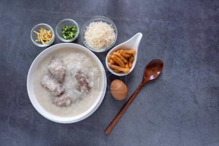 Congee thaïlandaise chaude (bouillie de riz) avec boulette de porc hachée et ?uf bouilli comme petit déjeuner