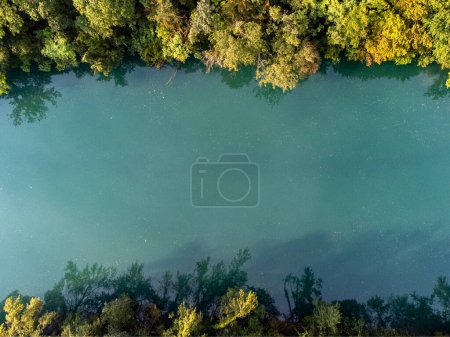 Téléchargez les photos : Vue de drone de la rivière Soca avec des arbres au-dessus et en dessous avec copyspace en Slovénie. Photo de haute qualité - en image libre de droit