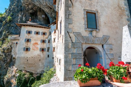 Téléchargez les photos : Détail de l'entrée du château de Predjama en Slovénie. - en image libre de droit