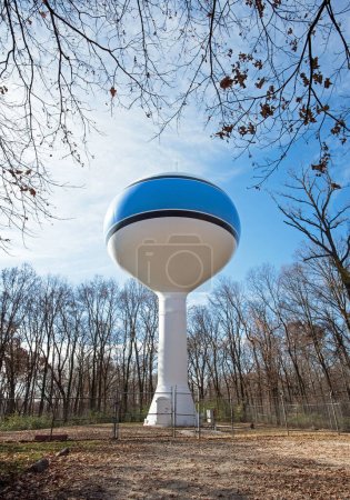 Téléchargez les photos : Château d'eau bleu et blanc en forme d'ampoule - en image libre de droit