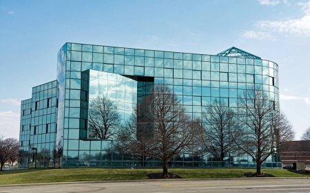 Edificio reflectante de vidrio azul contemporáneo