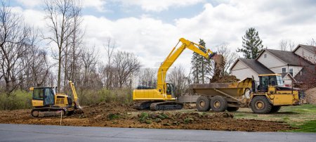 Foto de Panorama de excavación de tierras con excavadora, retroexcavadora y camión - Imagen libre de derechos