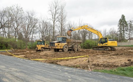 Foto de Sitio de construcción excavado con maquinaria pesada - Imagen libre de derechos