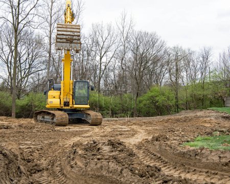 Foto de Cubo de excavadora bajando a Scoop Dirt - Imagen libre de derechos