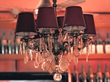 Foto de Beautiful chandelier in blurred cafe - Imagen libre de derechos