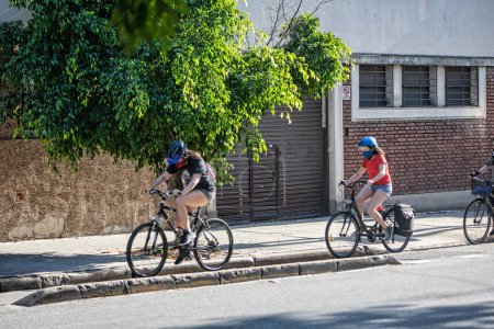 Téléchargez les photos : Personnes en vélo dans la ville - en image libre de droit