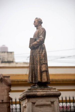 Téléchargez les photos : Statue of famous man in city - en image libre de droit
