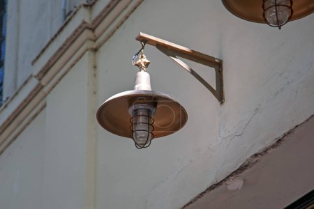 Téléchargez les photos : Old street lamp on house - en image libre de droit