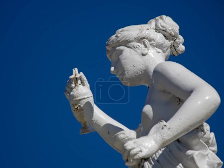 Téléchargez les photos : Female statue on blue sky background - en image libre de droit