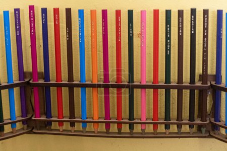 Téléchargez les photos : Colorful pencils in row on wall background - en image libre de droit