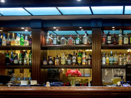 Téléchargez les photos : Interior of bar with alcohol drinks - en image libre de droit