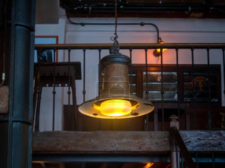 Foto de Old lamp in dark room - Imagen libre de derechos