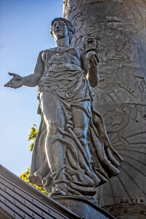 Téléchargez les photos : Iron female statue in sunny day - en image libre de droit