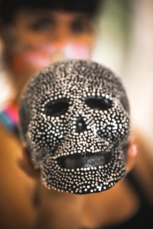 Téléchargez les photos : Head sculpture on blurred background - en image libre de droit