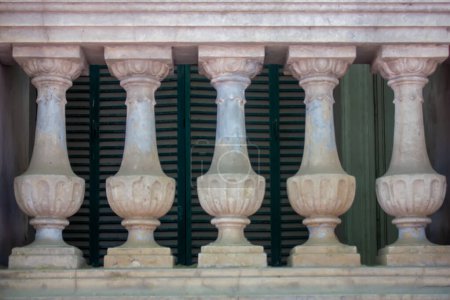 Foto de Detail of historical building with columns - Imagen libre de derechos