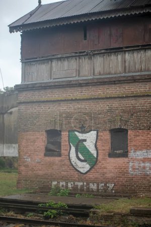 Téléchargez les photos : Old abandoned building on railway station - en image libre de droit