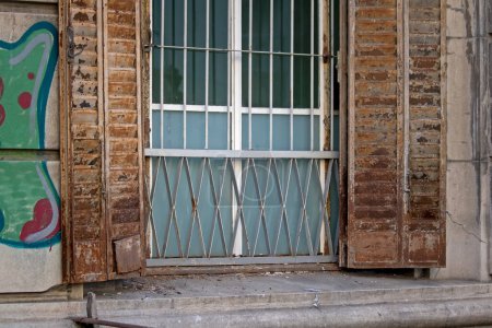 Téléchargez les photos : Window of old house with graffiti - en image libre de droit