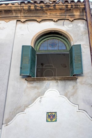 Téléchargez les photos : Fenêtre ouverte de vieille maison - en image libre de droit