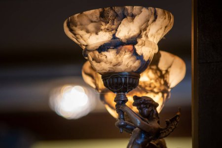 Téléchargez les photos : Beautiful lamp in dark room - en image libre de droit