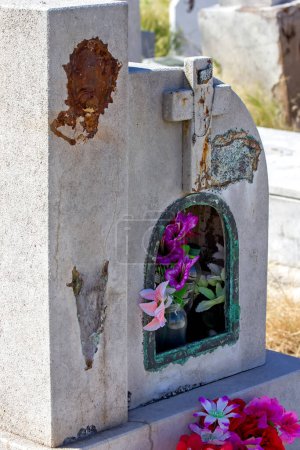 Foto de Gravestone with colorful flowers on cemetery - Imagen libre de derechos