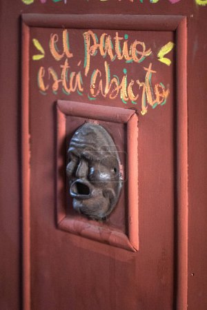 Foto de Old red decorative door with lettering - Imagen libre de derechos