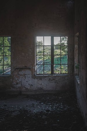 Foto de Interior de la antigua casa abandonada - Imagen libre de derechos