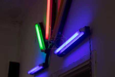 Foto de Colorful light bulbs in dark building - Imagen libre de derechos
