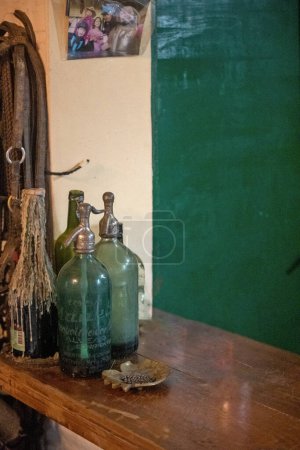 Téléchargez les photos : Old vintage bottles on wooden table - en image libre de droit