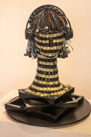 Téléchargez les photos : Human sculpture from computer keyboard buttons - en image libre de droit
