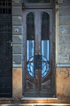 Téléchargez les photos : Porte en bois de la vieille maison - en image libre de droit