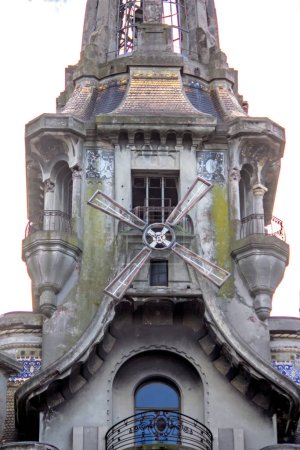 Téléchargez les photos : Beautiful historical building with windmill - en image libre de droit
