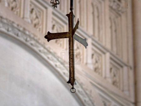 Téléchargez les photos : Cross hanging in christian church - en image libre de droit