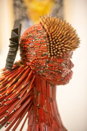 Téléchargez les photos : Human sculpture from wooden pencils - en image libre de droit