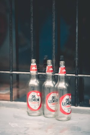 Téléchargez les photos : Glass bottles of Dr Lemon drink - en image libre de droit
