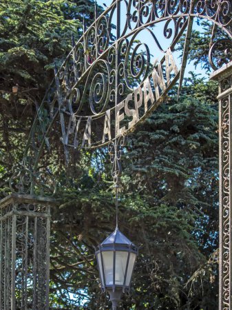 Foto de Entrance with gate to green park - Imagen libre de derechos