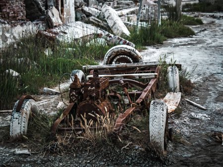 Foto de Old broken cart outdoors - Imagen libre de derechos