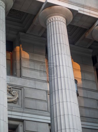 Foto de Tall columns of historical building - Imagen libre de derechos