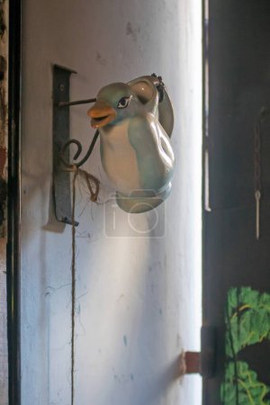Foto de Bird clay pot hanging on house wall - Imagen libre de derechos