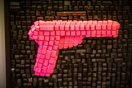 Téléchargez les photos : Pistol sculpture from computer keyboard buttons - en image libre de droit