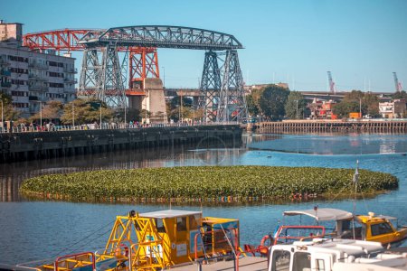Foto de BUENOS AIRES, ARGENTINA - 13 de abril de 2022: Puente en La Boca - Imagen libre de derechos