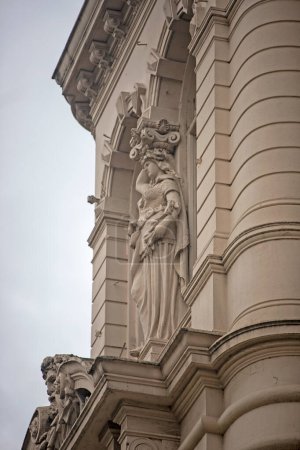 Foto de BUENOS AIRES, ARGENTINA - 13 de abril de 2022: Detalle de fachada de edificio adornado - Imagen libre de derechos