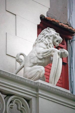 Téléchargez les photos : Sculpture d'un lion sur bâtiment - en image libre de droit