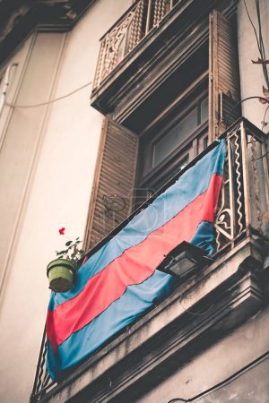 Téléchargez les photos : Maison ancienne balcon avec drapeau - en image libre de droit