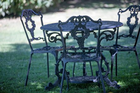 Téléchargez les photos : Table et chaises dans la cour verte - en image libre de droit