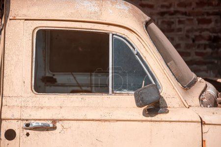 Téléchargez les photos : Vieille voiture abandonnée à Buenos Aires - en image libre de droit