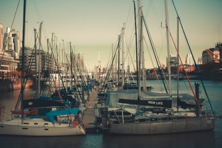 Téléchargez les photos : Bateaux et yachts dans le port pendant le coucher du soleil - en image libre de droit