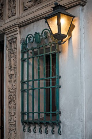 Téléchargez les photos : Un lampadaire sur un immeuble avec une fenêtre - en image libre de droit